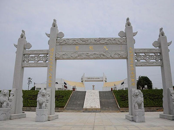 武汉九龙宫陵园桂花苑墓地,价格 85888 元起。采用优质石材,工艺精湛。苑内景观优美,绿树成荫,花草繁盛。是逝者安息的宁静之所,让生命在此得以永恒的安睡。 (本站内容及价格信息仅供参考) 购墓咨询接待员微信:zx2z999