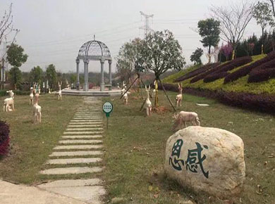 武汉-九龙宫-陵园墓地公墓-参考价格表一览：1、花坛葬墓地-价格8888元起2、公益区墓地-价格卧碑13888元起3、墙墓墓地-价格16888元起4、天龙园墓地-价格22888元起5、玉兰苑墓地-价格36888元起6、桂花苑墓地-价格42888元起7、茶花苑墓地-价格48888元起8、紫薇苑墓地-价格56888元起9、玉兰苑北区墓地-价格75888元起10、樱花苑墓地-价格98888元起（本站内容及陵园价格仅供参考用，咨询电话027-88311211）九龙宫-纪念园-陵园