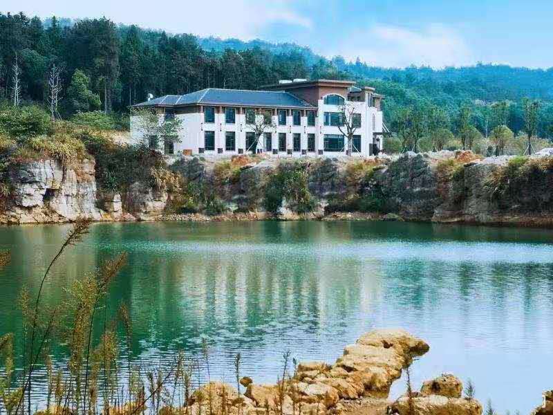 武汉-云井山-陵园墓地公墓-参考价格表一览：1、特价双穴立碑墓地-价格18800元起2、信合苑E区墓地-价格19800元起3、安泰园1-2区墓地-价格23800元起4、安泰园5区墓地-价格35800元起5、安泰园6区墓地-价格49800元起6、安泰园7区墓地-价格61800元起7、义孝苑墓地-价格76800元起8、安泰园8区墓地-价格88800元起9、恩泽园墓地-价格88800元起（本站内容及陵园价格仅供参考用，咨询电话027-88311211）云井山-人文纪念园-陵园