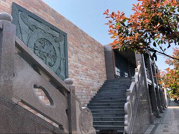 武汉-扁担山-陵园墓地公墓-参考价格表一览：1、墙墓墓地-价格8800元起2、树葬墓地-价格12800元起3、芳草园墓地-价格55900元起4、传统墓地-价格89900元起5、热销墓地-价格99900元起6、精品墓地-价格109900元起7、高档墓地-价格119900元起8、豪华墓地-价格139900元起（本站内容及公墓价格仅供参考用，咨询电话027-88311211）武汉-扁担山-陵园