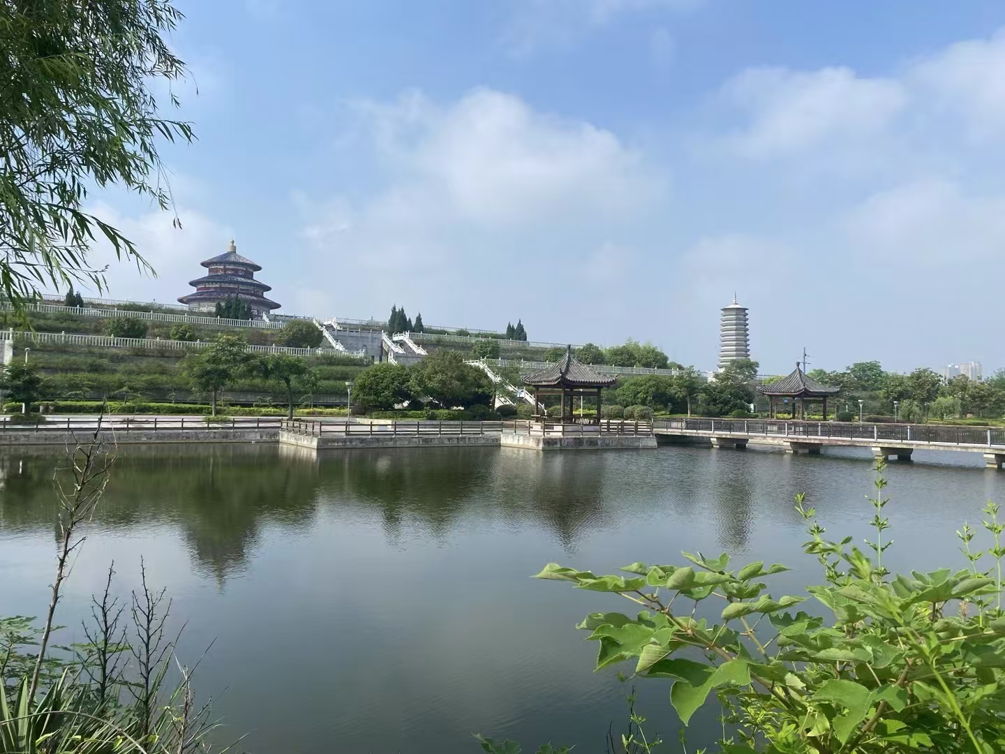 武汉锦辉天堂园公墓陵园墓地价格表:亲民款墓地价格:16800,19600经济墓地价格:23900,28800传统墓地价格:33900,38800高档墓地价格:48800,58800,68800豪华墓地价格:75800(以上锦辉天堂园陵园公墓价格仅供参考用,详情请咨询工作人员)武汉新洲阳逻锦辉天堂园陵园墓地价格