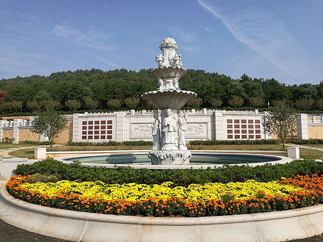 武汉龙泉山孝恩园陵园墓地公墓价格表:墙墓葬墓地价格:4888,8888草坪葬墓地价格:9588树葬墓地价格:15888,29888仁义园墓地价格:49888,59888,79888,118888福寿园墓地价格:89888香荷苑墓地价格:118888,138888,195888二龙园墓地价格:158888,188888,196888山青园墓地价格:188888忠孝园墓地价格:1968888(以上龙泉山孝恩园陵园公墓价格仅供参考用,详情请咨询工作人员)武汉江夏龙泉山孝恩园陵园墓地价格