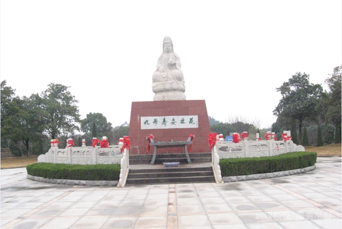 武汉九峰寿安陵园墓地公墓价格表：树葬墓地价格：13800福林区墓地价格48800，颐林区墓地价格：58800，68800，78800，88800，93800功特区墓地价格：78800，88800传统墓地价格：98800高档墓地价格：118800（以上九峰寿安陵园公墓价格仅供参考用，详情请咨询工作人员）武汉九峰寿安陵园价格