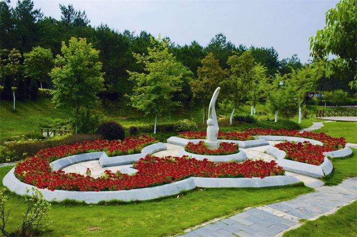 武汉长乐园陵园花坛葬墓地，价格 1200 元起，花坛葬，是对传统墓葬的创新突破，以自然、环保的方式安置逝者(本站内容及价格信息仅供参考) 购墓咨询接待员微信：zx2z999武汉黄陂长乐园陵园价格
