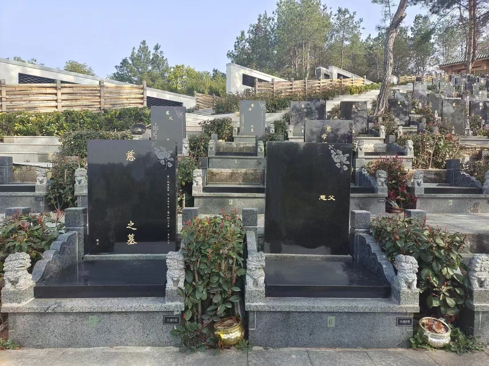 武汉长乐园陵园安民苑墓地，朝南方位墓地价格：89900 、99900起东南方向95900、105900起长乐园陵园安民苑提供多种价位选择，价格亲民合理，满足不同需求。在这里，给逝者安心归处，让生者慰藉。(本站内容及价格信息仅供参考) 购墓咨询接待员微信：zx2z999武汉黄陂长乐园陵园价格