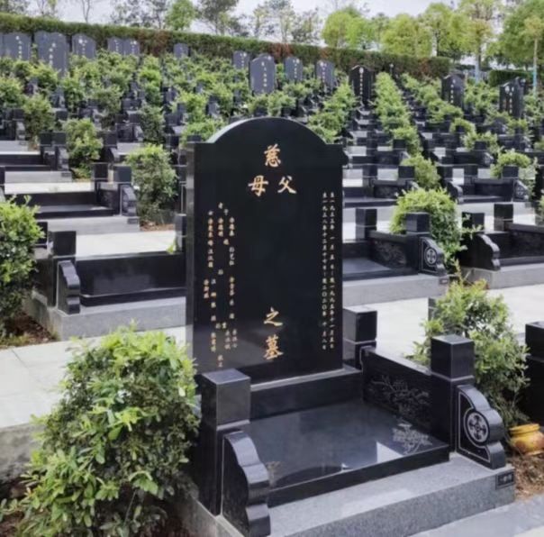 武汉长乐园陵园安乐苑墓地价格,105900坐北朝南,背山面水方位。 长乐园陵园安乐苑,以其独特魅力,成为人们心中理想的安息之所 。置身安乐苑,仿佛能感受到大自然的温柔怀抱。逝者在此长眠,融入这山水之间,回归自然的怀抱。生者亦能在此寄托无尽思念,让心灵得到慰藉。(本站内容及价格信息仅供参考) 购墓咨询接待员微信:zx2z999武汉黄陂长乐园陵园价格