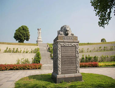武汉万福净土陵园怡园区墓地,价格16800(单穴),25800(双穴,左右安葬形式)。亲民价格的小立碑,左右安装形式独具特色。没有高昂的价格门槛,却有着对品质与情感的坚守。小立碑精致而庄重,左右安装设计,既节省空间又蕴含对称之美,象征着生命的和谐与圆满。 (本站内容及价格信息仅供参考) 购墓咨询接待员微信:zx2z999武汉新洲万福净土陵园墓地价格