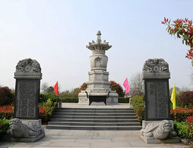 武汉万福净土陵园福康区墓地,价格18800,32800坐北朝南方位。亲民的价格,坐北朝南的优越地势,都使其成为众多家庭为亲人选择安息之地的不二之选,给予逝者永恒的宁静,让生者得以安心。 (本站内容及价格信息仅供参考) 购墓咨询接待员微信:zx2z999武汉新洲万福净土陵园墓地价格