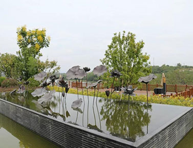 武汉万福净土陵园万安园区树葬墓地,价格25800 (双穴),39800(双穴)卧碑。阳逻的万福净土陵园树葬墓地价格合理亲民,充分考虑了大众需求。它打破传统墓葬形式,让逝者以更环保、自然的方式回归大地。重点是,树葬能够保留骨灰,满足家属情感依托。(本站内容及价格信息仅供参考) 购墓咨询接待员微信:zx2z999武汉新洲万福净土陵园墓地价格