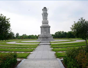 武汉万福净土陵园归尘镜区,南北朝向墓地价格:39800,45800(现代艺术);东西朝向墓地价格:55800(传统艺术),58800 (现代艺术)。武汉万福净土陵园宛如一片宁静祥和的圣地,每一座墓碑,不仅是对逝者的铭记,更是对传统与自然敬意的承载,武汉万福净土陵园,以独特的布局方式,让生命在自然与传统中获得永恒的栖息。(本站内容及价格信息仅供参考) 购墓咨询接待员微信:zx2z999武汉新洲万福净土陵园墓地价格