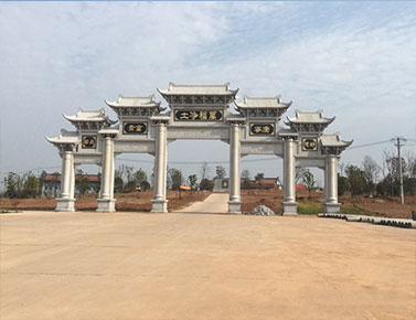 武汉万福净土陵园福乐园区墓地,价格83800东西朝向,传统现代大立碑 。踏入福乐园区,首先映入眼帘的是精心规划的布局和优美宜人的环境。园区内绿树成荫,花草繁盛,四季景色各异,仿佛是大自然恩赐的一幅灵动画卷。(本站内容及价格信息仅供参考) 购墓咨询接待员微信:zx2z999武汉新洲万福净土陵园墓地价格