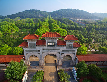 武汉龙泉山孝恩园介绍,龙泉山孝恩园陵园墓地的起步价格约1000元起,武汉龙泉山孝恩园陵园公墓有多种安葬方式可以选择,如节地葬、树葬、草坪葬、墙墓、传统地墓,价位成梯形上升。(本站内容及价格信息仅供参考) 武汉【龙泉山孝恩园墓地公墓】电话:027-88311211(销售中心)龙泉山孝恩园价格政策咨询