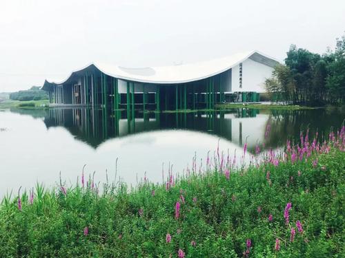 武汉仙鹤湖湿地园陵园墓地公墓价格表一览：1、江城记忆园区墓地价格特价墓13800元起2、传统墓地价格31800元起3、热销墓地价格42800元起4、精品墓地价格53800元起5、高档墓地价格64800元起6、豪华墓地价格79800元起7、衫林园墓地价格75800元起8、鹤归园墓地价格75800元起9、馥桂园墓地价格100800元起10、樱花园墓地价格106800元起（仙鹤湖陵园价格仅供参考用）购墓咨询接待员微信：zx2z999